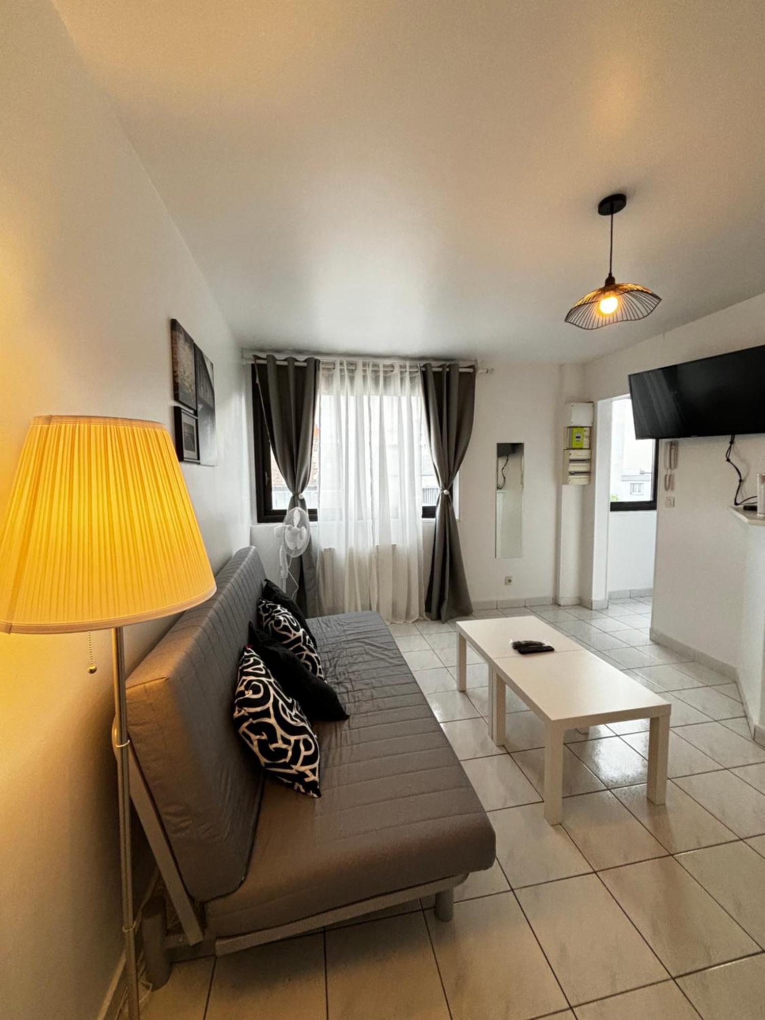 F3 Avec Projecteur A 100m Du Metro! Apartment *