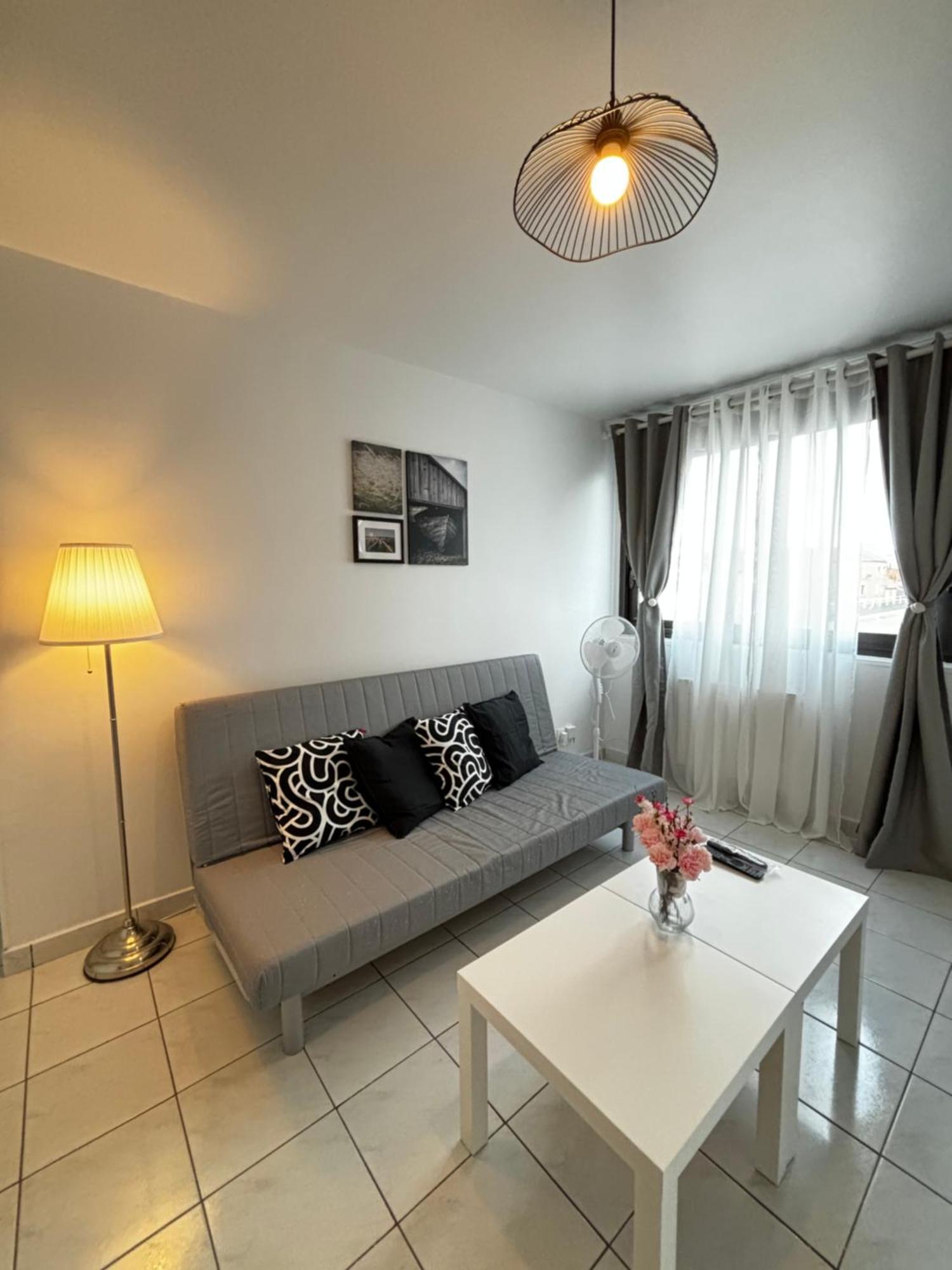 F3 Avec Projecteur A 100m Du Metro! Apartment *